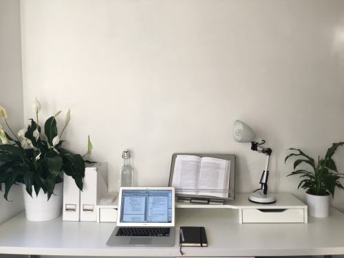 art-of-studying:7:30pm // February 9 2016. Clear space, clear mind. 