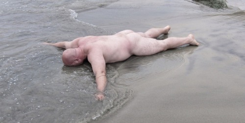 fidgetingwithmyballs:  My oh my, wouldn’t mind seeing this fella through my window. 