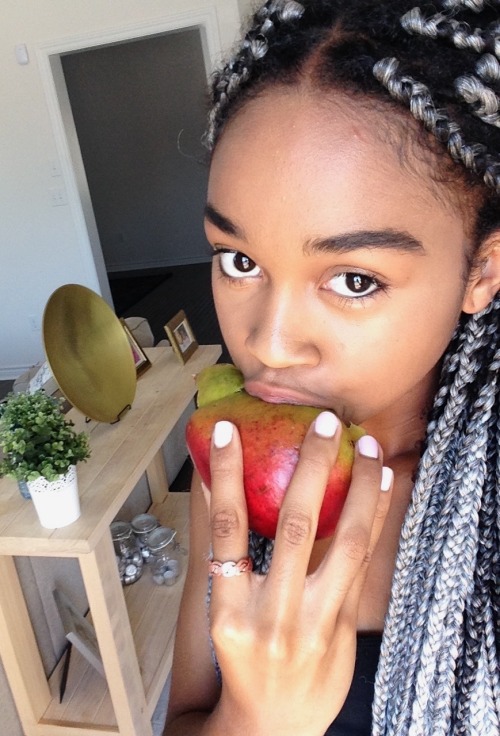 ebhoniogarro:  eat yo’ fruitz 