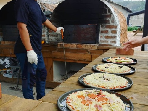 양송이 버섯 농장 Making pizzas out in the Buyeo(부여) countryside at Yangsongi Mushroom Farm (양송이 버섯 농장).Not 