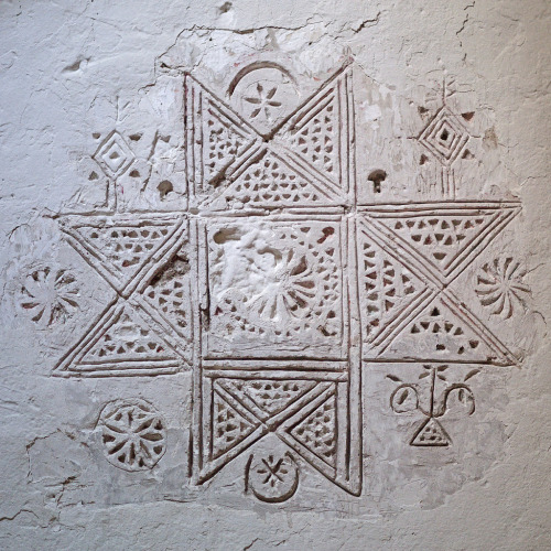 marhaba-maroc-algerie-tunisie:Plaster decoration in Ghadamis house (Libya) by Eric Lafforgue. Via Fl