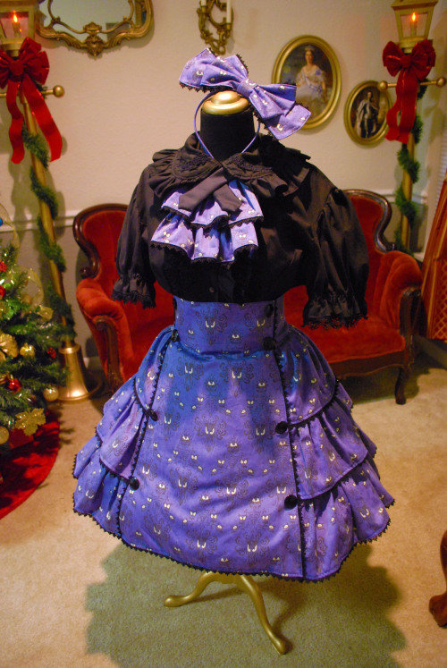 tiaras-n-teakettles:  “The Haunted Mansion” Lolita CoordCustom made by Elegy Clothing. Now to add the chains and brooch.