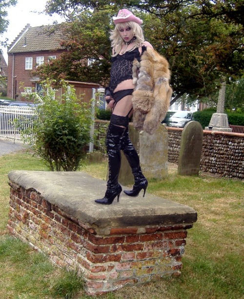little-miss-satan:  Grave goods