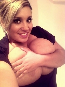 groteborsten:  Grote borsten: http://ift.tt/1cvkpVx Do you have big boob pics, upload and they will be posted! Picture from sexysize14plus: http://ift.tt/1djW8Ct