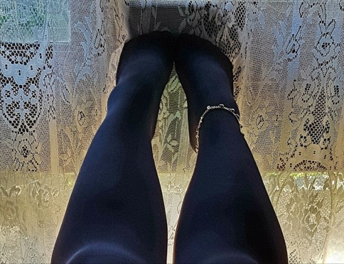 kngebe:Pretty ankletDo anklets and pantyhose go together?