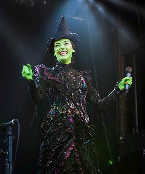 defying-gr4vity:
“ Wishing all the best to Willemijn Verkaik for her final performance in Wicked tonight.
”