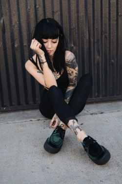 bonesandblack:  Hannah Snowdon