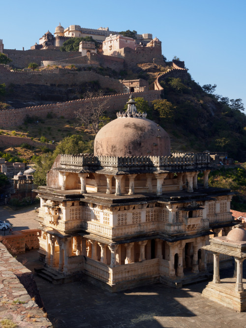 Kumbhalgarh Fort, Rajasthan / India (by wesbran).