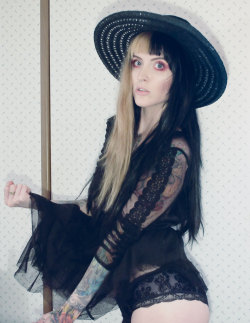 jennythompson:  I’m feeling witchy today!(follow me on IG! @photosbyjennythompson) please don’t change my src/caption/info, thank you :D!!  perfect &lt;3