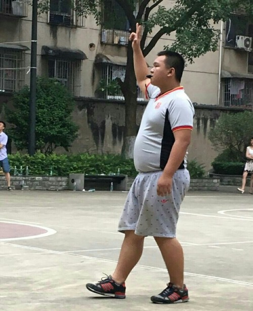 monkbear110:  shychub: Beautiful If he put on such a tight shirt, he should be more tight shorts.  良