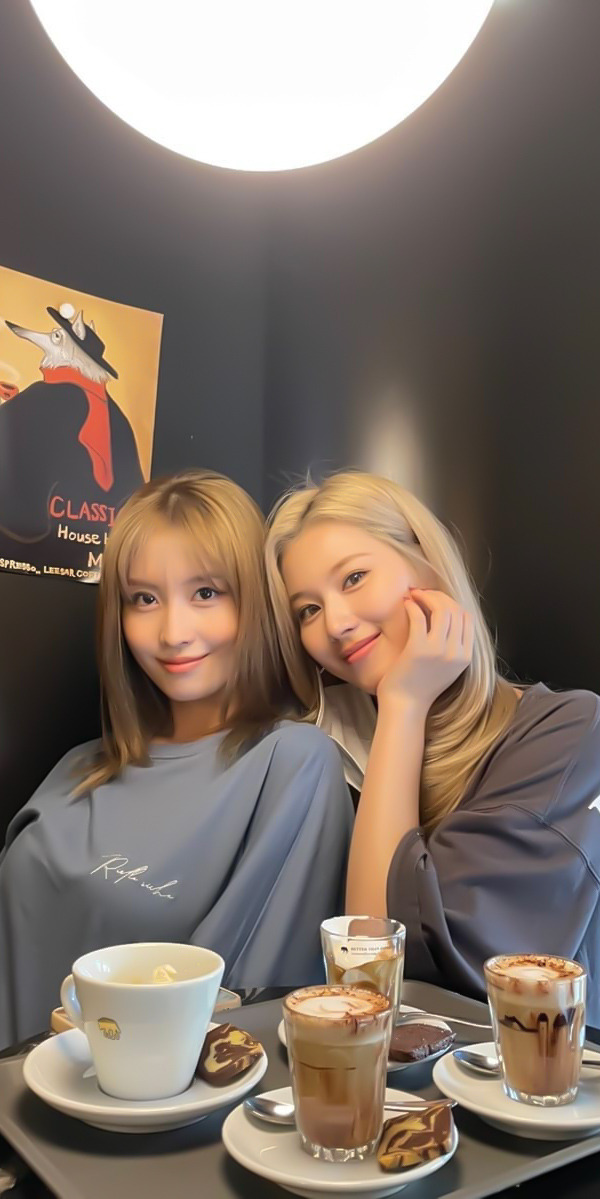 Momo & Sana (twice) Lockscreens