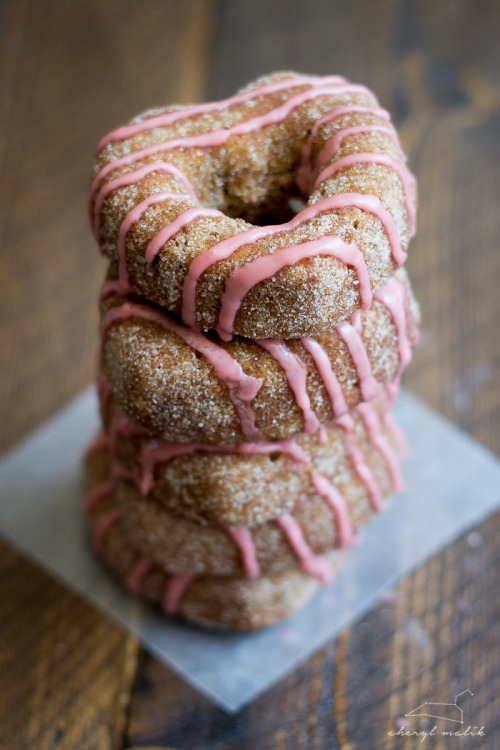 happyvibes-healthylives:Vegan Baked Apple Cider Donuts w/ Pomegranate Glaze(by: 40aprons.com)