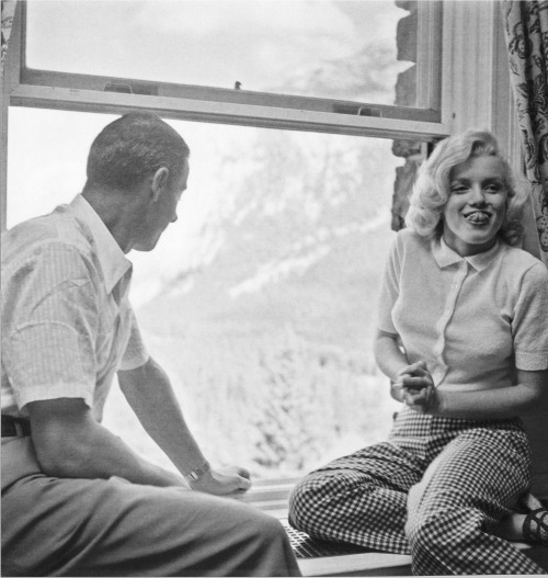 Marilyn Monroe and Joe DiMaggio at the Fairmont Banff Hotel in Banff, Canada on August 19, 1953. Ph