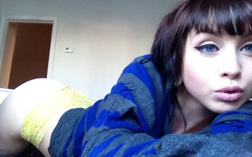 thattwatdeziree:  queenvbeex:  Today’s selfies  FucKKkk 