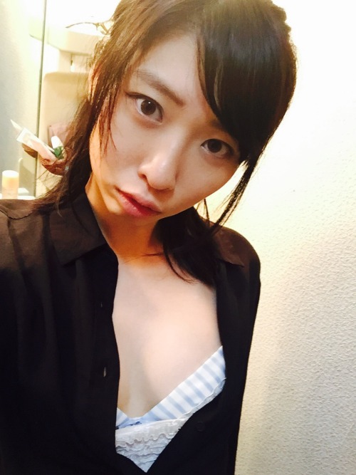 rucadam: バイトの黒シャツ着ると イケメンになる笑 このブラ可愛くてお気に入りだったけど もう卒業だな〜〜 髪伸びてきたから 明日切る〜！✂︎