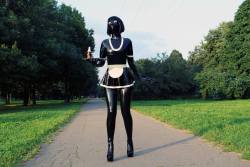 latex-passion:  Masked maid in public
