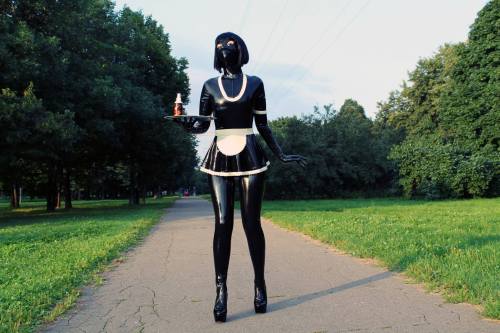 Sex latex-passion:  Masked maid in public pictures
