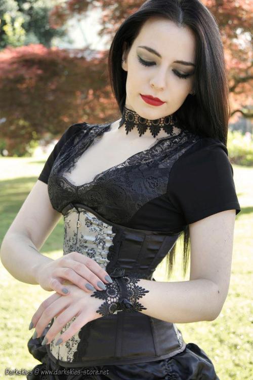 chrissyboi2012: victorian-goth: Victorian goth victorian-goth.tumblr.com/ Beautiful