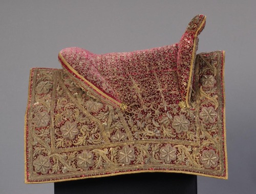 treasures-and-beauty:Ceremonial saddle, 17th c. Hungary, embroidered silk velvet