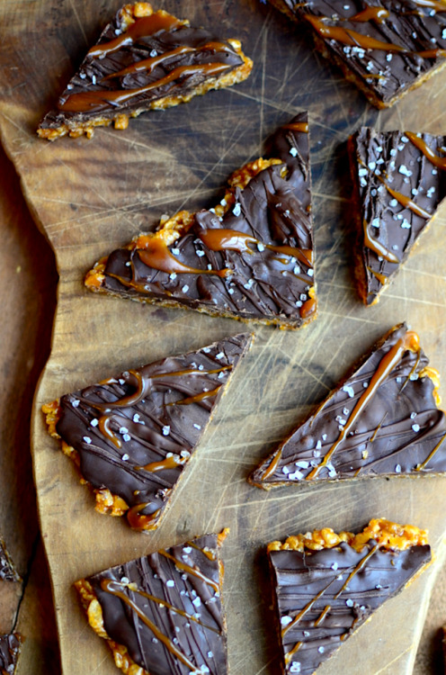 sweetoothgirl:Chewy Salted Caramel Crispy Bars