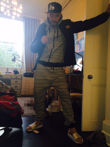 heathledger:  sexual orientation: tom hardy wearing chanclas