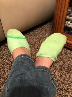 lizzieirishfeet:  Green socks 😍❤️👣💋