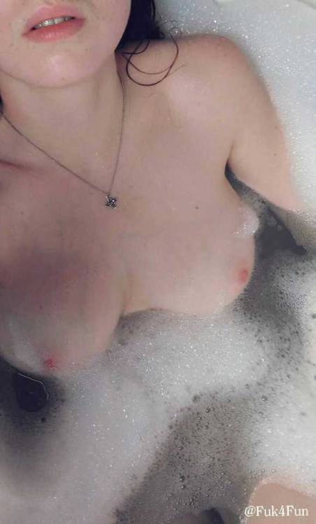 fuk4fun:  I always love a bubble bath… Makes me feel so damn sexy… Too bad the Mr is out 