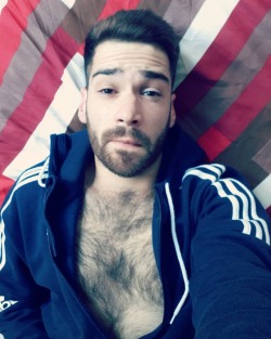 fabribrod: Boring Wednesdays  #scruffy #gay #nap #bored  (at Archway, London)https://www.instagram.com/p/BofDpPPnWjI/?utm_source=ig_tumblr_share&amp;igshid=w7700z2919i 