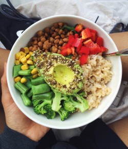 mamtagovind:  brown rice, steamed broccoli, beans + corn, lentils, red capsicum and dukkah coated avocado on top of a bed of baby spinach 🌿🌿🌿 