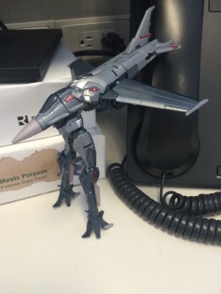 hellovivirose:  My coworker was trying to transform my Starscream figure but she got stuck and gave up. 