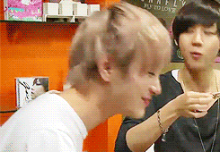 dis-possessed-deactivated201309:  A hungry and disheveled J-hyo eating chicken and