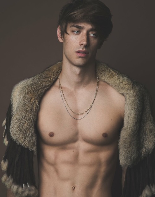 hairflips:
“ Logan McDannell | Wilhelmina Models | Brian Jamie Photography
✂️ The perfect Men’s Hairstyle is just a Hairflip away.
”