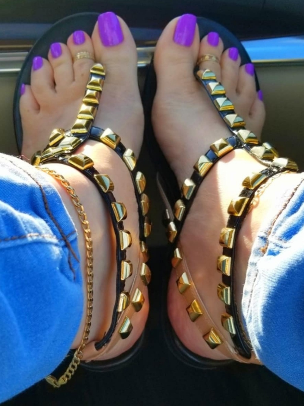 crazysexytoes:Gorgeous purple piggies. 