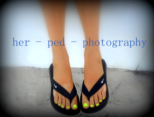 herpedphotography:  Two Florida Girls posing feet and soles for the, her - ped - photography portfolio. Bright green sexy toe nails on the left with a sexy tan. Black sexy toe paint on the left, with a beautiful smile on the right. Both girls are very