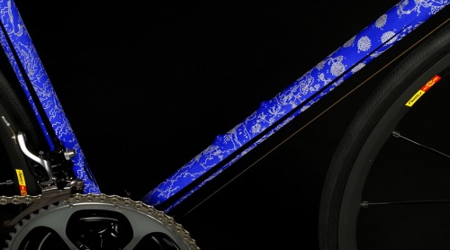 at-speed:  duvelo:  Vélo de route Heritage-Paris H-014 Modèle unique. Sur mesure, réalisé à la main en France. Le vélo Heritage-Paris H-014 est une véritable œuvre d’art réalisée pour le Cabinet de Curiosités de Thomas Erber. (Siwilai - Bangkok)
