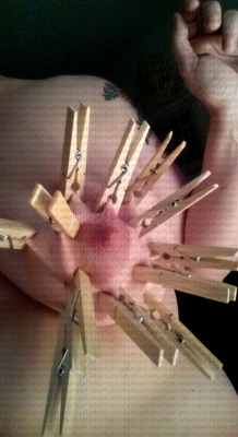 subgirlygirl:  Fun with clothespins! 