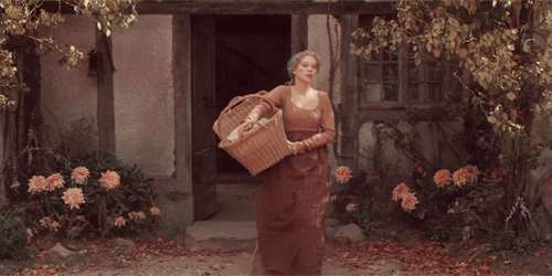andantegrazioso:Belle dans son jardin d’automne | La Belle et la Bête