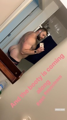 spartacubs:  midwesthairmusclebear: Booty booty booty @ste3evn   Good Lordt