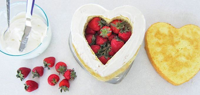 sweetoothgirl:strawberry surprise cake