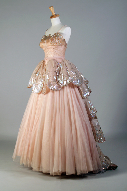 flixls: “Venus” gown Christian Dior Fall/Winter 1949-1950