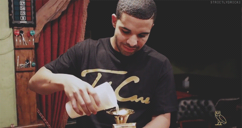obeysumzy:  strictlydricki: Drake drinking out of his Grammy  ⚥▲ᴄʟɪᴄᴋ