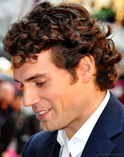 henrycavillorg:  Do you miss those curls? (#HenryCavill at Sucker Punch London premiere → )