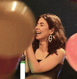 fuckyeahmatd:Marina laughing while performing FROOT