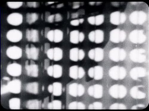 crumbargento:Ein Lichtspiel schwarz-weiss-grau - Laszlo Moholy-Nagy - 1930 (6min)