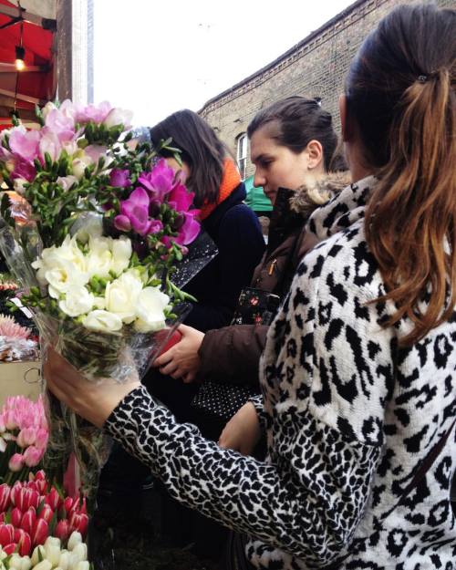 my favourite morning activity with two of my favourite Londoners ♡ #flowers #market #london #travel 