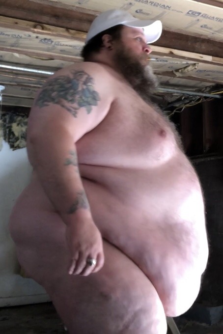 foxxy34:  bigcopedipper:  Need this stomach about 200 lbs bigger  Hot!!!