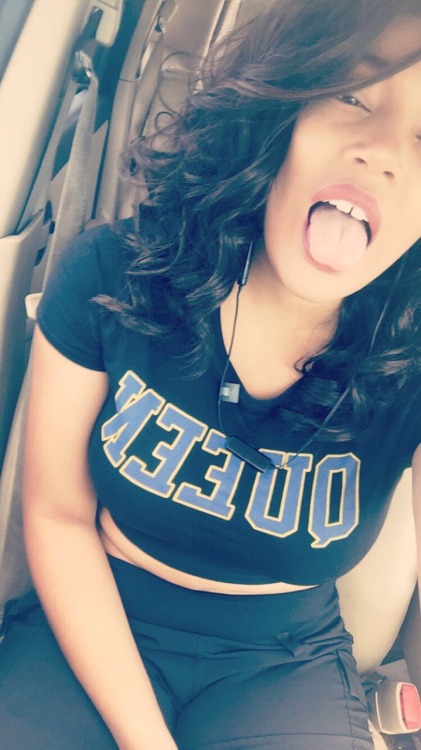 becausetyrasaidso:  I felt pretty today in my blue and gold 