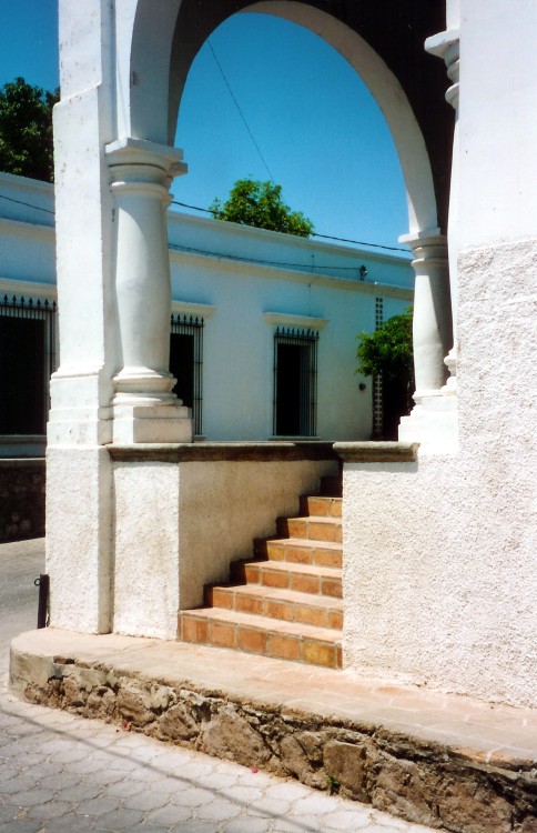   Pilar, la arcada, y escaleras, casa en El Fuerte, Sinaloa, México, 1995.