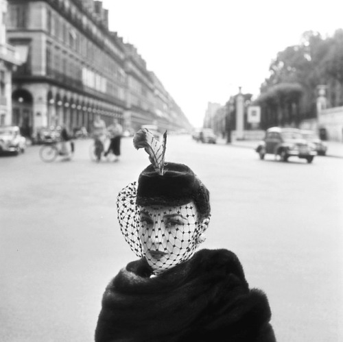 wehadfacesthen:Woman with hat on the Rue de Rivoli, Paris, 1952, photo by Fred Brommet