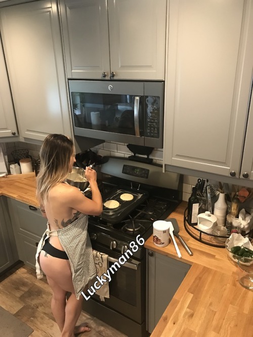 luckyman86: Babe hooked me up with some sexy Sunday breakfast. God I love this women she gets better